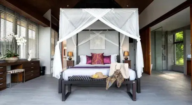 Кровать в общем номере SURALAI - Luxury Villa Koh Samui
