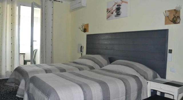 Трёхместный номер Standard с балконом Hôtel Le Dauphin Bleu