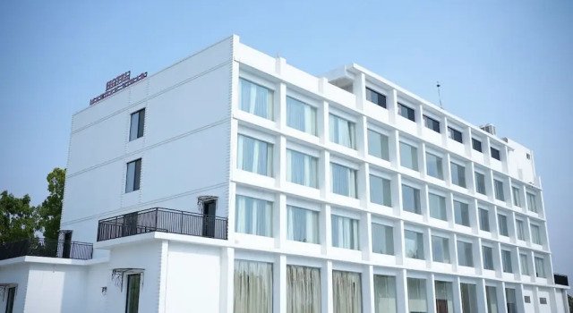 HOTEL MAKHAN VIHAR, Забронировать Отель Амбикапур штат Чхаттисгарх