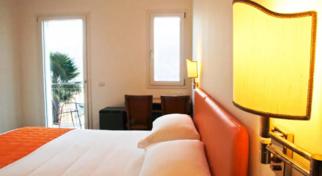 Четырёхместный номер Standard с балконом и с видом на озеро Hotel Garden