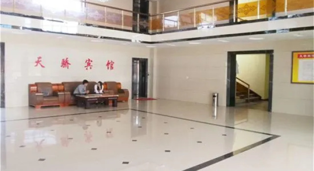 Tianjiao Hotel, Rezerwuj Hotel Hotele w East Ujimqin Banner z parkingiem, Parking
