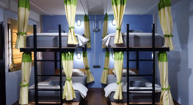 Кровать в общем номере Tangmo House