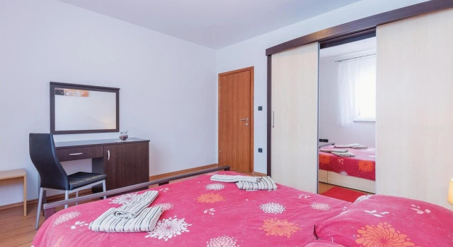 Beautiful Home in Fazana With Wifi and 5 Bedrooms, Prenota Hotel Hotel a Valbandon con piscina, Piscina