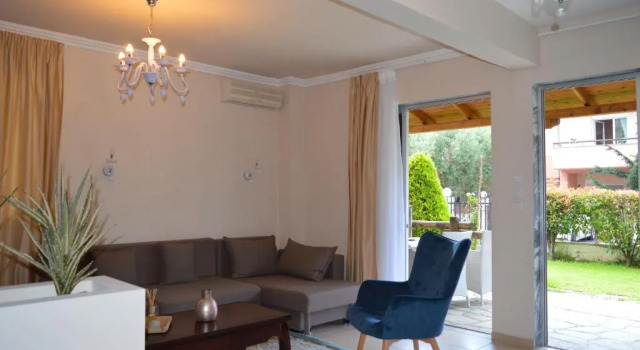 Люкс Leonidas Apartments and suites