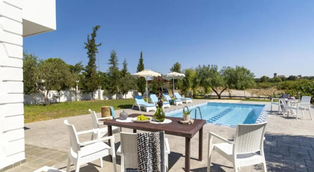 3 bedrooms villa with private pool enclosed garden and wifi at Kolympia 1 km away from the beach, Rezerwuj Willa Kolympia South Aegean