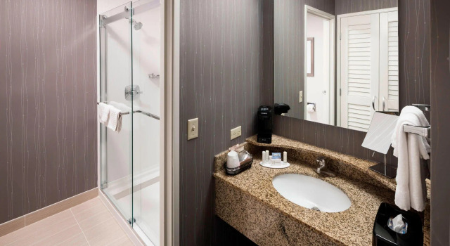 Четырёхместный номер Standard Courtyard by Marriott Pensacola