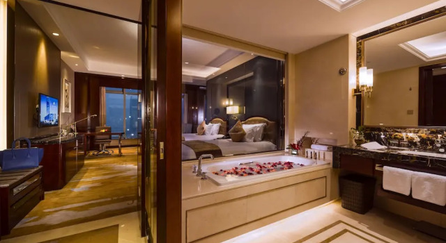 Двухместный номер Deluxe Haili New Century Grand Hotel Haiyan