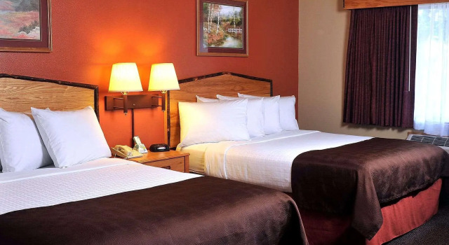 Четырёхместный номер Standard AmericInn by Wyndham Oswego