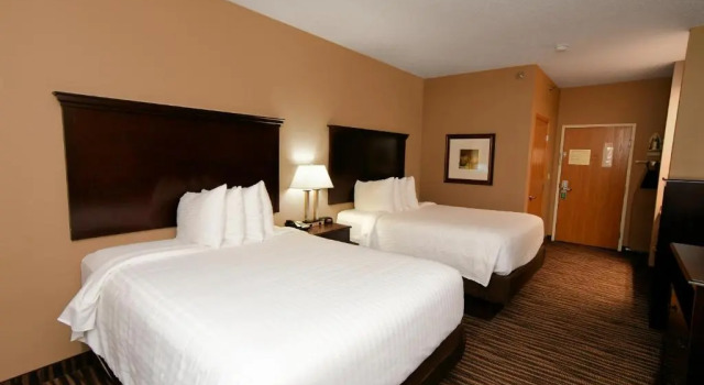 Четырёхместный номер Standard Cobblestone Inn & Suites - Denison | Majestic Hills