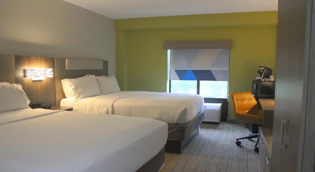 Четырёхместный номер Standard Holiday Inn Express Hotel & Suites Hope Mills-Fayetteville Airport by IHG