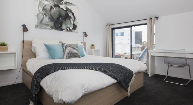 Star Struck Luxury - Inner City Townhouse
