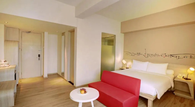 Номер Deluxe Artotel Harmoni Jakarta