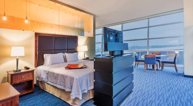Двухместный люкс c 1 комнатой Hampton Inn & Suites Owensboro Downtown Waterfront