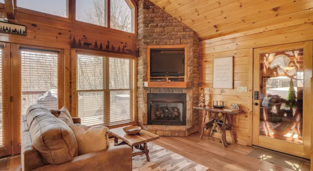 Коттедж c 1 комнатой с балконом 5 Mi to Smoky Mtn Natl Park: Hot Tub Haven!