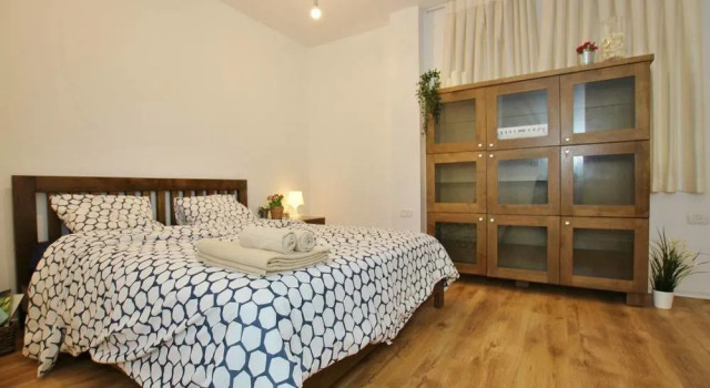 Amazing 3 Bedroom Garden Apartment near Gordon Beach, Забронировать Апартаменты/квартира Отели Тель-Авива с парковкой, рядом с Пляж Иерусалим, Парковка