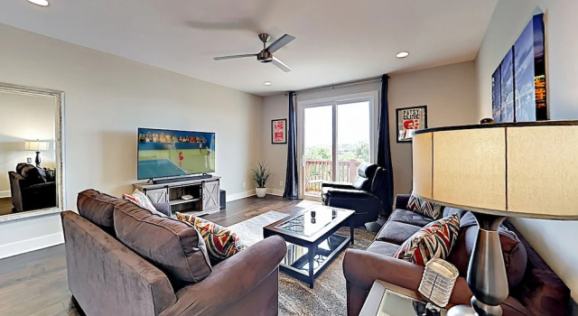 New Listing! Newly Built Townhome W/ Skyline Views 2 Bedroom Townhouse, Varaa Lomakoti Huvilat kohteessa Tennessee, Villa