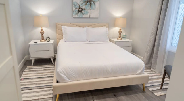 CHARMING UPGRADED 1-BEDROOM HOUSE IN GLENDALE  (p55)