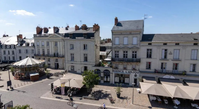APPARTEMENT DUPLEX SAUMUR CENTRE, refait à neuf, à proximité du château