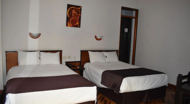 Standard Twin room Colonial Plaza Hotel