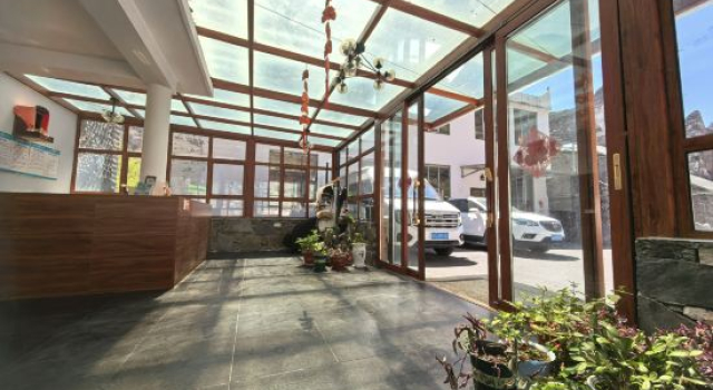 Siguniang Mountain Wuse Mountain Resort Hotel (Shuangqiao Valley Scenic Area), Book Ferieresort Resorthoteller i Ngawa, Ferieresort