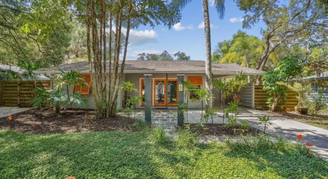 Коттедж Sarasota Bungalow with Heated Pool and Backyard Oasis