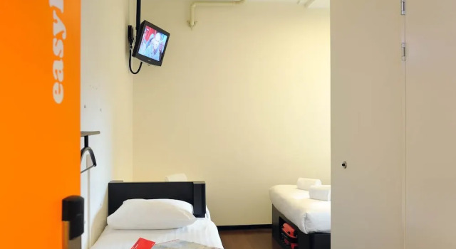 Четырёхместный семейный номер Standard easyHotel Amsterdam City Centre South