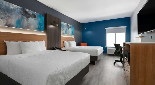Четырёхместный люкс Deluxe La Quinta Inn & Suites by Wyndham Ft Worth-Burleson