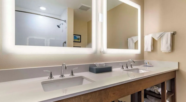 Люкс Comfort Inn & Suites Downtown near University