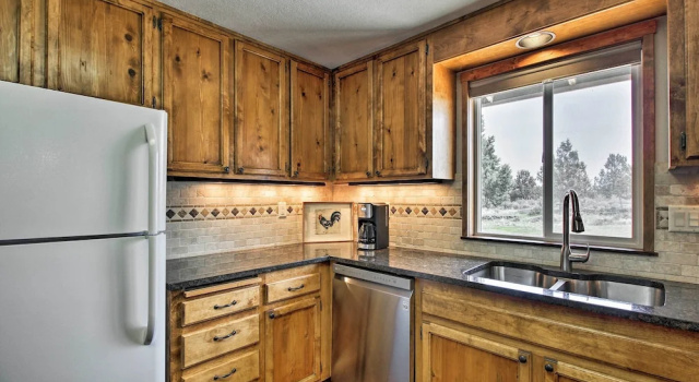 Коттедж с 4 комнатами Updated Farmhouse w/ Deck on Central Oregon Canal!
