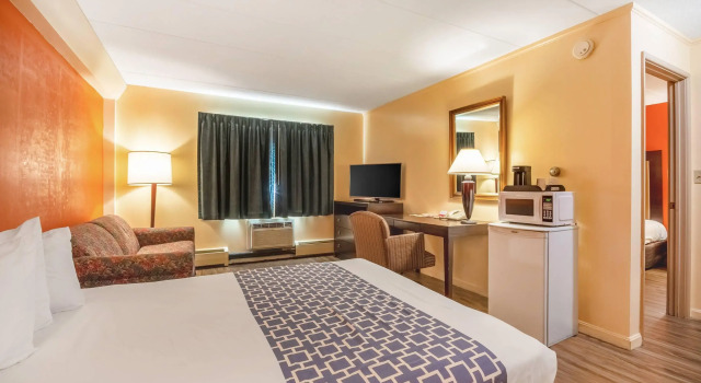Двухместный люкс Econo Lodge Inn & Suites Windsor Locks Bradley Airport