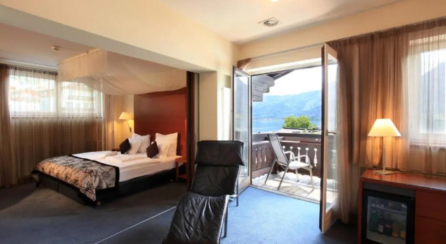Люкс с балконом и с видом на озеро Romantik Hotel Im Weissen Rössl am Wolfgangsee