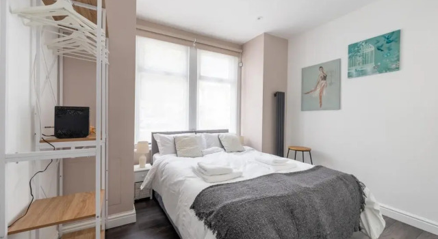 Stylish & Sleek 3BD Home Including Guest House in Southall