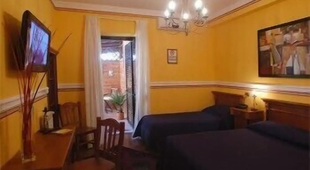 Трёхместный номер Standard с балконом Hotel Amadeus