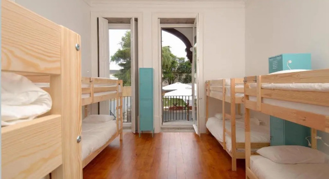 Кровать в общем номере (мужской номер) So Cool Hostel Porto