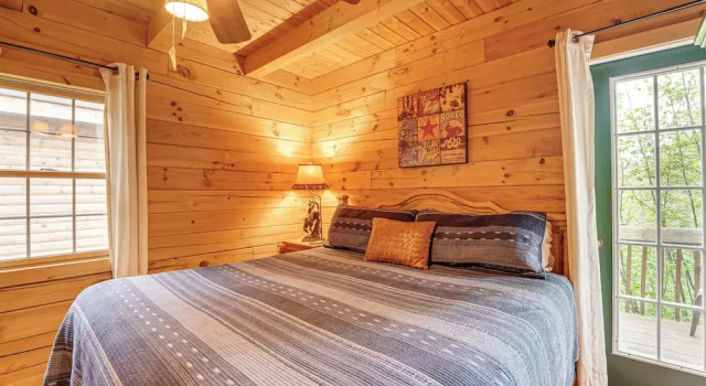 Fire Pit & Porch: Warm & Woodsy Rothbury Escape!, Varaa Lomakoti Rothbury Michigan