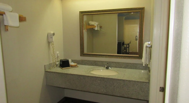 Четырёхместный номер Standard Camelot Inn & Suites Highway 290 NW Freeway