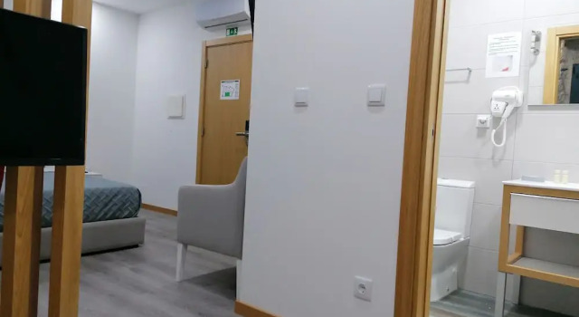 Четырёхместный семейный номер Standard ALOJAMENTO GIRASSOL - Guest House - Quarto com casa de banho privativa