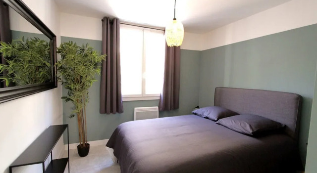 Quiet apt downtown with airco and a balcony