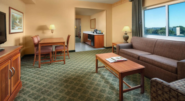 Четырёхместный номер Premium Embassy Suites by Hilton Charleston Airport Convention Ctr