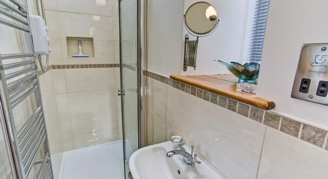 The Old Dairy, Book Hotel Hoteller i Rhoscolyn med parkering, Parkering