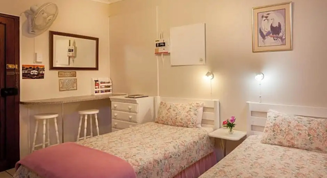 Eagle's Nest B&B/Self-catering, Забронировать Отель Отели Грейамстаун с парковкой, рядом с St Michael and St George Cathedral, Парковка