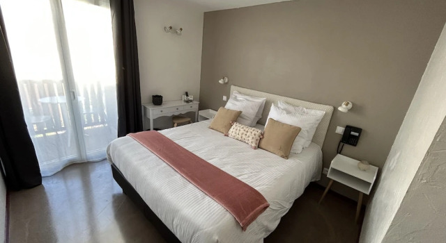 Двухместный номер Comfort с балконом Logis Hotel De La Clape