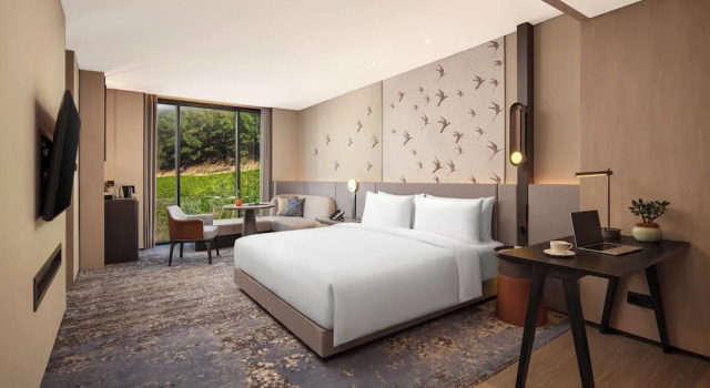 Двухместный люкс Executive Crowne Plaza Labuan Bajo by IHG