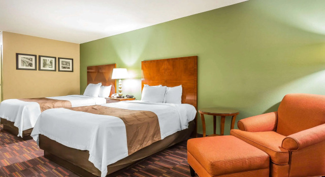 Четырёхместный номер Standard Quality Inn & Suites near Robins Air Force Base