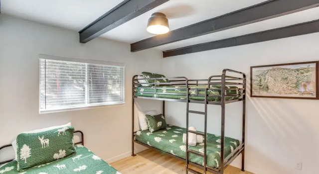 Walk to Slopes: Gem w/ Hot Tub in Big Bear Lake, Забронировать Дом для отпуска Виллы Биг-Бэр-Лейк, рядом с Chair 5, Вилла