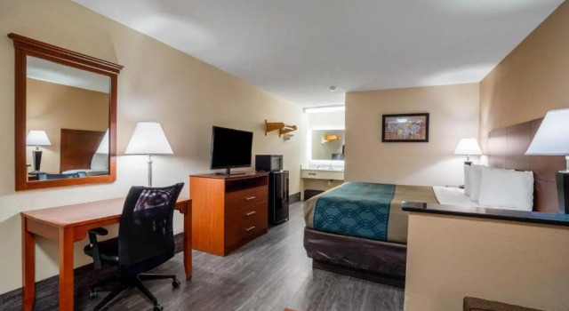 Люкс Econo Lodge Inn & Suites Cayce I-26 Airport