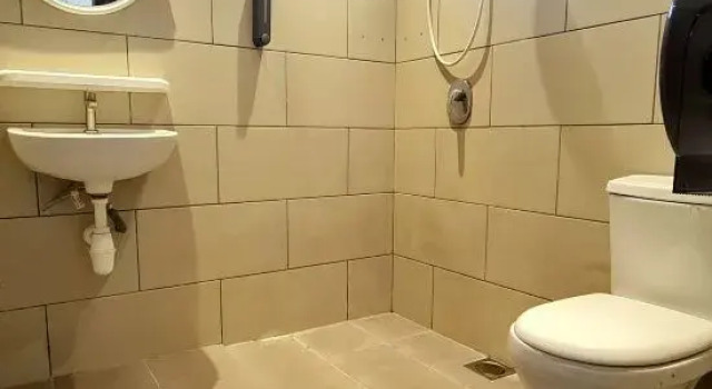 Cozy Home/Pool Cinema/Karaoke Jonker 1.2 km 20+8pax