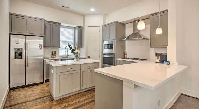 Коттедж с 3 комнатами с балконом 3-story Home Near NRG Stadium, Museums & Nightlife