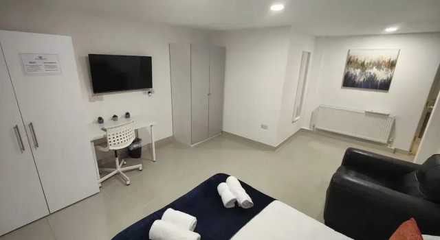 Leeds 3 Bed En-suites Apartment Retreat- Sleeps 9, Забронировать Апартаменты/квартира Отели Лидса с парковкой, рядом с Кинотеатр Hyde Park Picture House, Парковка