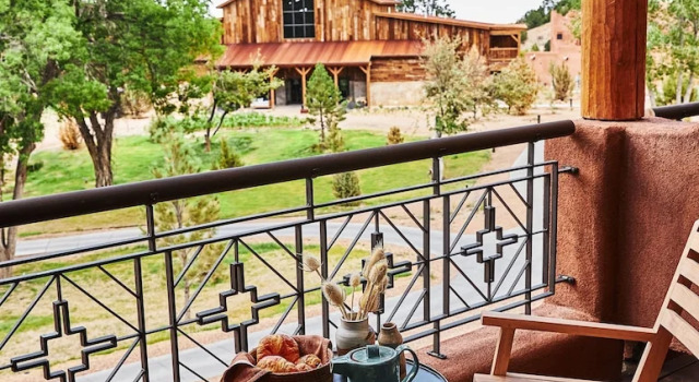 Четырёхместный номер Standard с красивым видом из окна Bishop's Lodge, Auberge Collection